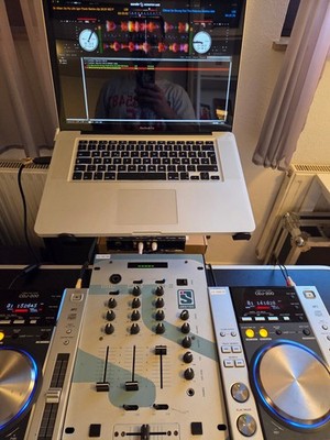 DJ Set 2x Pioneer CDJ 200 + Jaytec DJM 5 Mixer + Serato Rane