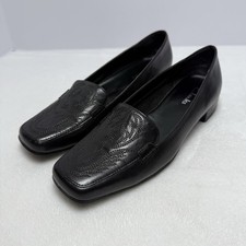 Clarks Black Leather Embossed Loafers Women  s Size 6.5 Classic Block Heal