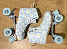 Altar'd State Roller Skates Fleur Dusty Blue Daisy Flowers Womens Size 6