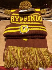 NWT Gryffindor Beanie And Scarf Set