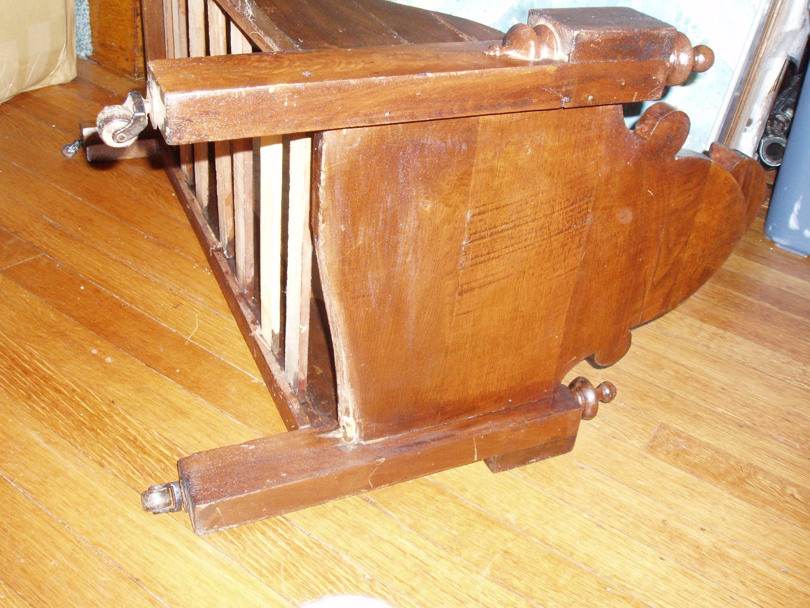 ANTIQUE WOODEN CHILD'S' BED FRAME AMERICANA VICTORIAN / EDWARDIAN