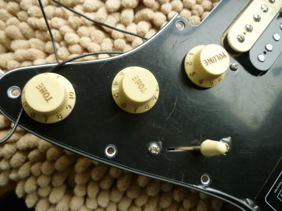 Golpeador Fender Player Stratocaster HSS genuino cargado pastillas Alnico V Foto 3 de 3