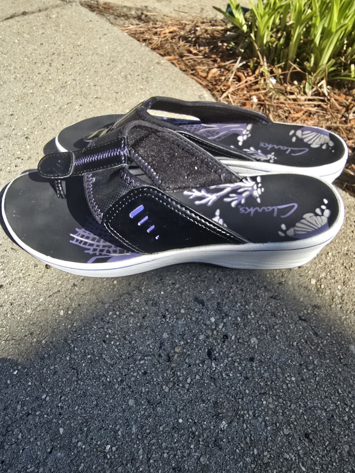 Clarks Womens Size 9 Breeze Flip Flop Black White Purple Accent