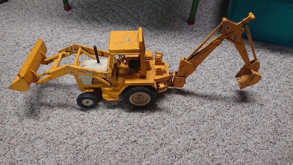 Vintage Ertl International Yellow Loader Backhoe Tractor 1/16th Scale - Image 3 of 4