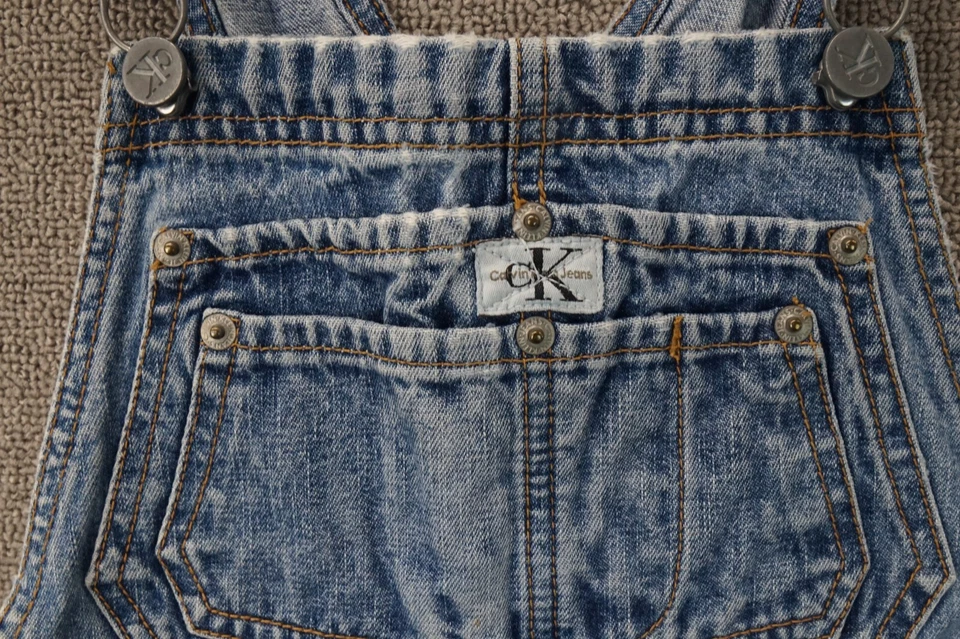 Mono con tirantes de mezclilla vintage de Calvin Klein para niños talla S azul carpintero pierna recta Foto 3 de 4