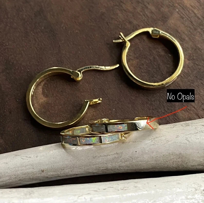Delicados pendientes de aro Huggie de ópalo de fuego blanco enchapados en oro de 18 quilates con piedra de nacimiento Foto 2 de 4