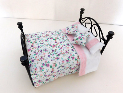 DOLLS HOUSE 1/12th 5 PIECE BEDDING SET  1 THROW AND 4 PILLOWS / CUSHIONS