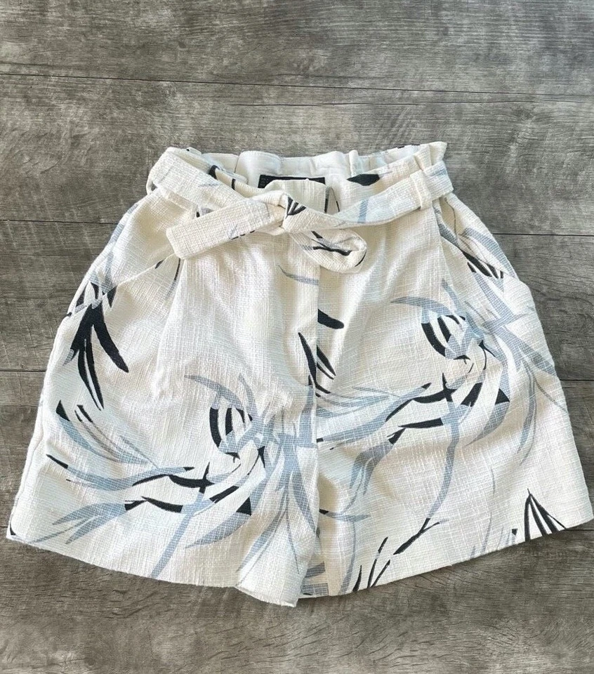 Zara Mujer Cintura Alta, Pantalones Cortos Tela Tweed con Diseño Hoja Palmeras TALLA M  Foto 2 de 3