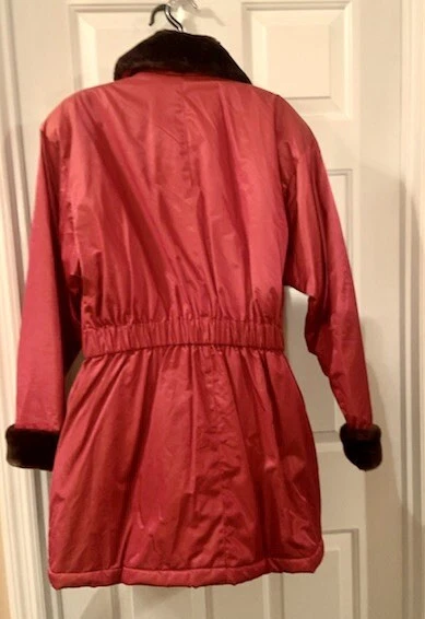 Gabardina London Fog Rain cuello y puños de piel aislados marrón azul iridiscente Foto 3 de 3