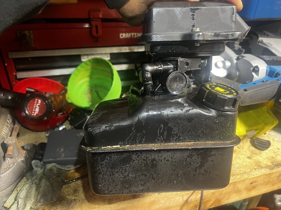 BRIGGS STRATTON 5HP ENGINE GAS TANK WITH CARBURETOR ASSEMBLY 694315 & 130232 - Image 2 of 4