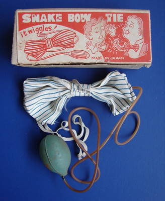 RARE Vintage 1950s SNAKE BOW TIE Gag Magic Joke Fake Prank Novelty READ.