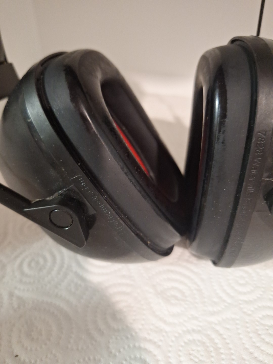 Honeywell Howard Leight VS130 Earmuffs, Used.