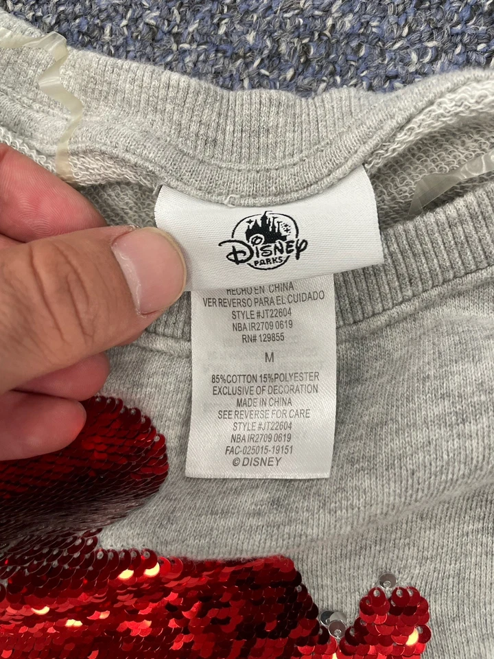 Pullover de lentejuelas rojas/plateadas Mickey Mouse de los parques de Disney con aberturas laterales talla M Foto 3 de 4