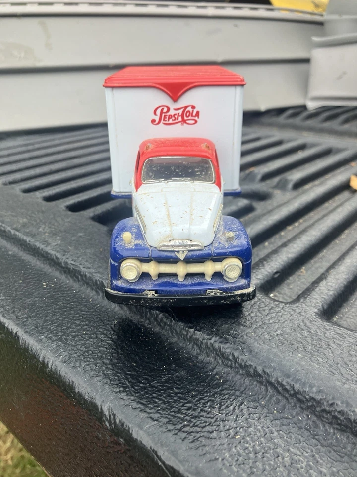 Camión furgoneta Ford Dry Goods 1951 Miss Pepsi de First Gear escala 1/34 Foto 2 de 4