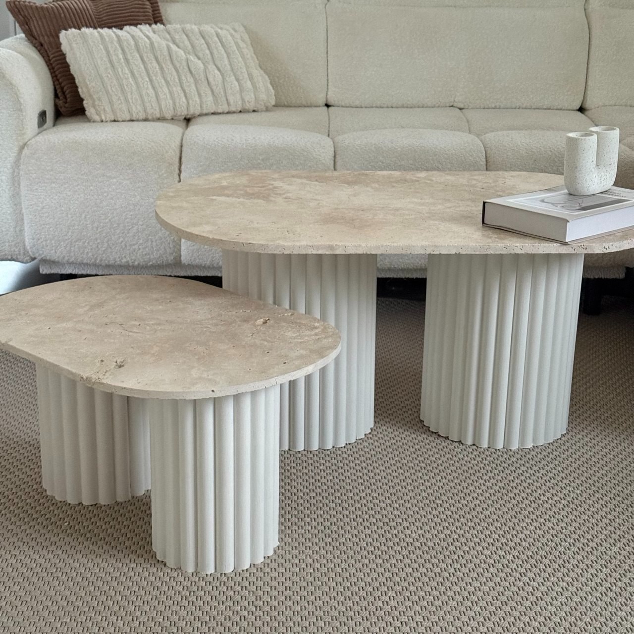 Table basse ovale duo travertin et bois cannelé chêne blanc 120cm
