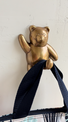 Gancho de pared de oso bailarín de latón envejecido de 5", gancho de oso de peluche - Vídeo 1 de 1