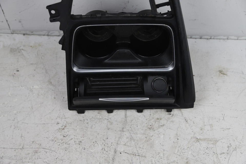 Portavasos para consola central delantera BMW F30 F36 F32 328i 335i 428i 435i Foto 2 de 3