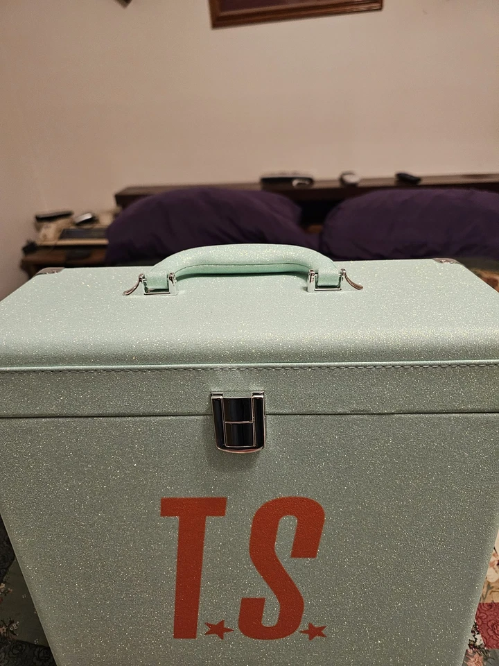 TAYLOR SWIFT THE LIFE OF A SHOWGIRL VINYL COLLECTORS CASE LIMITED EDIT. SOLD OUT - Image 4 of 4