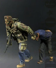 1/35 Scale Resin Military Model - Soldier Capturing Prisoner - Unassembled