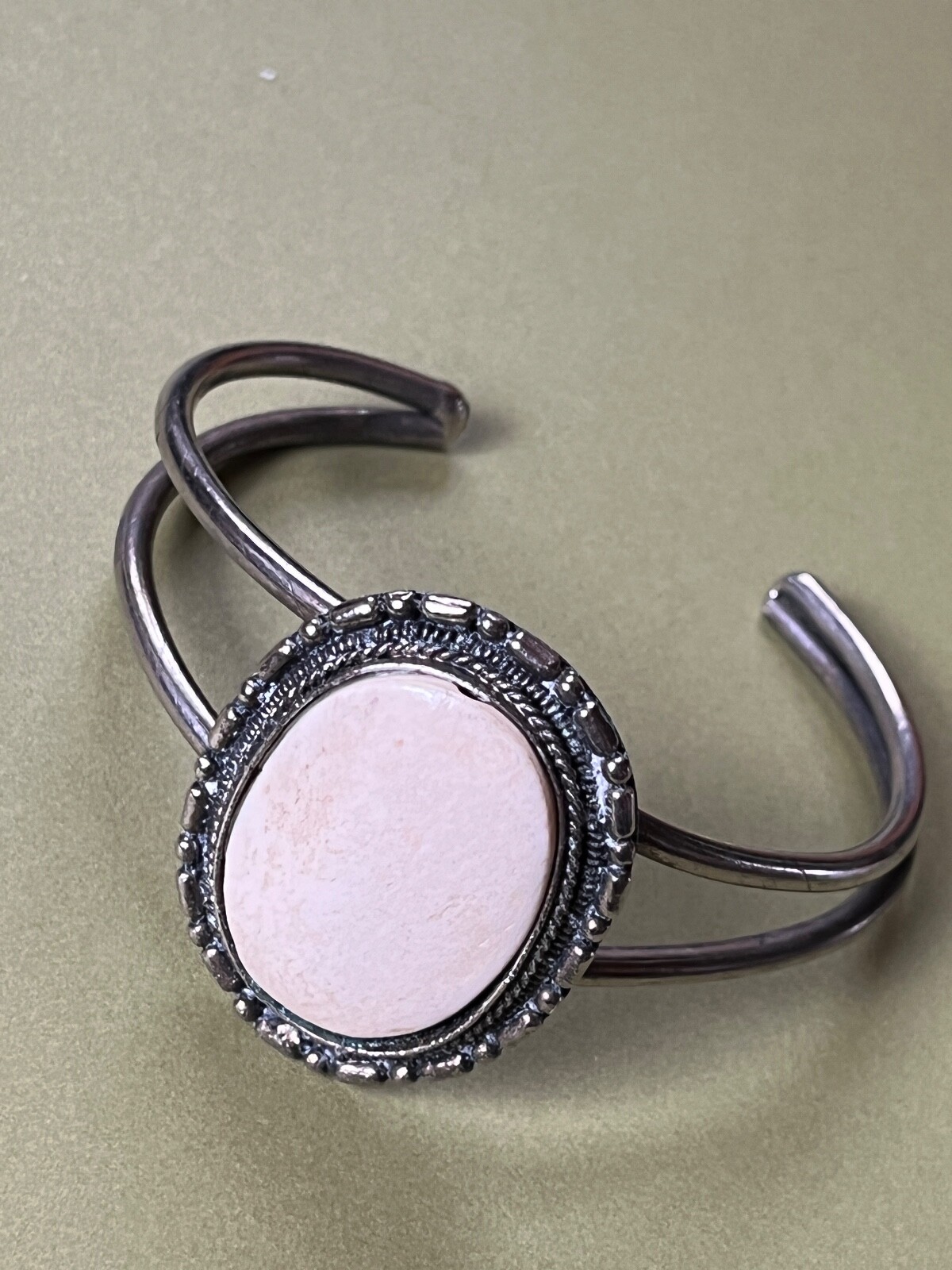 Rustic Split Silvertone w Large Oval Cream Cab Me… - image 6