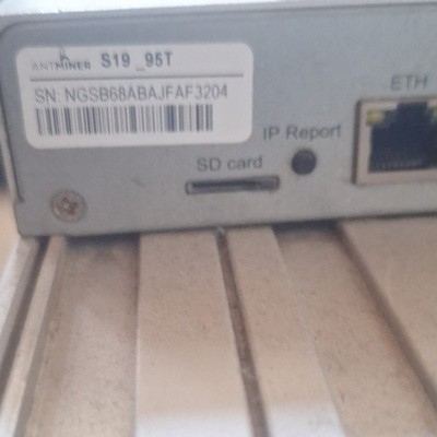 Antminer S19 95T Miner mit Lüftern, Ethernet-Anschluss und SD-Card Slot