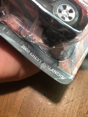 Maisto Red 2002 Chevrolet Chevy Avalanche Sport PickUp 1/64 Diecast - Picture 6 of 9