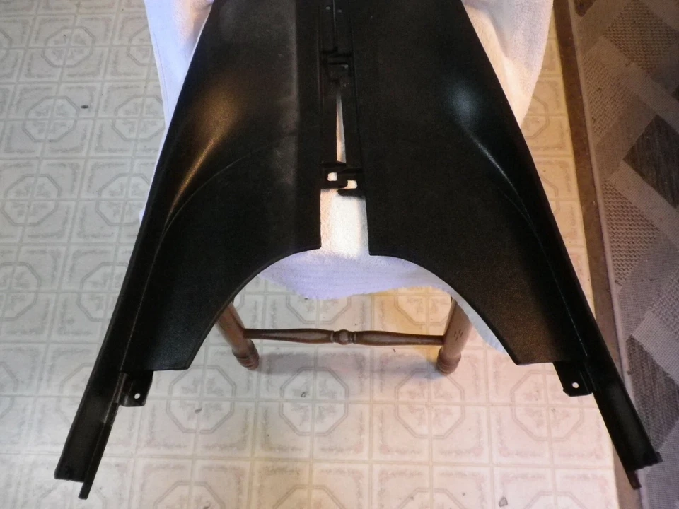 Oldsmobile Toronado 1967 equipamiento trasero extremos de bandeja paneles laterales de plástico Foto 2 de 4