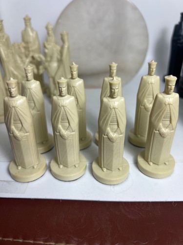 Vintage 1962 Peter Ganine Conqueror Medieval 32 Piece 3D Chess Set Felt Bottoms - Picture 2 of 18