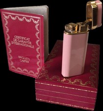 Accendino Must de Cartier in acciaio con lacca Rosa e laminato in Oro