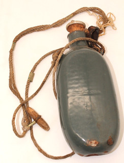 LK9398: k.u.k. Feldflasche emailliert mit orginaler Trageschnur und Stöpsel