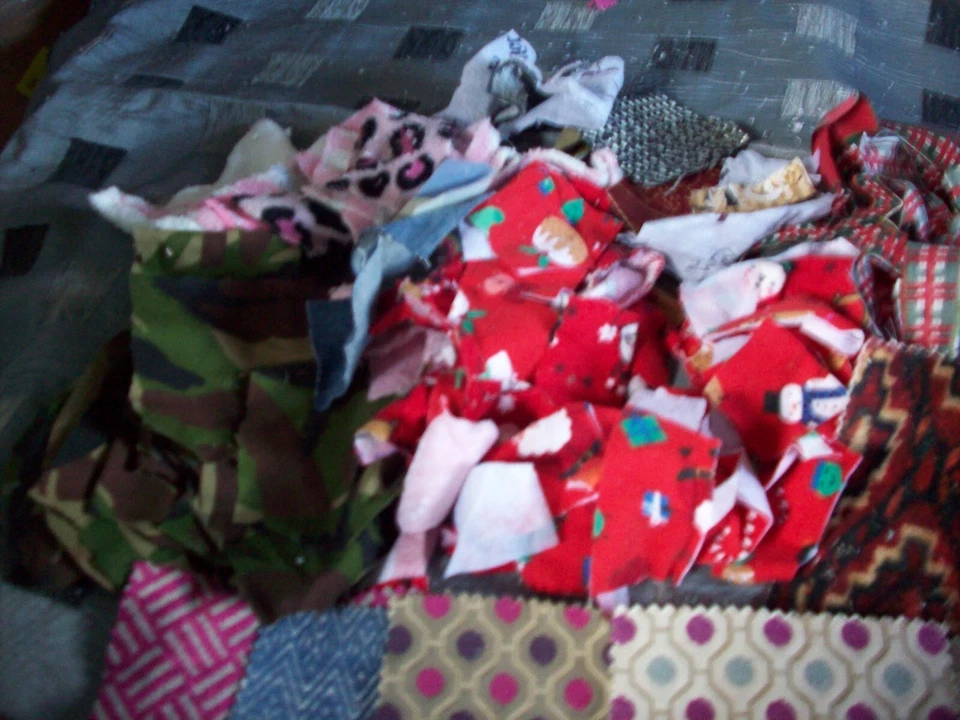 Small Bundle fabric scraps quilting crafts sewing Reds  material - Image 4 of 4