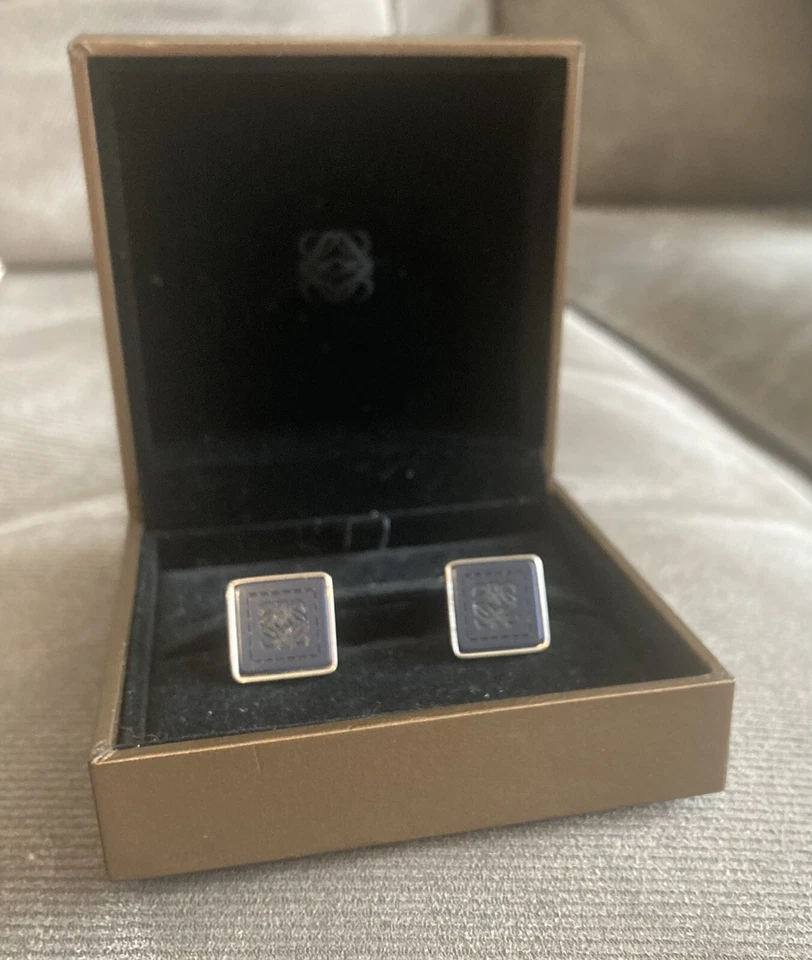 Gemelos de resina negra y metal de Loewe con caja hechos en Italia Foto 3 de 4