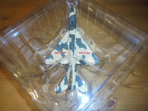 HOBBY MASTER HA0180 1/72 CHENGDU J-7C CAMA DE PECES MIG 21 PLAAF 15TH DIV BEIJING RARO - Imagen 7 de 11