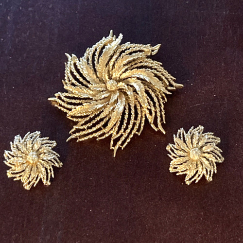 Vtg MONET Textured Swirl Lg Flower Brooch & Clip … - image 1