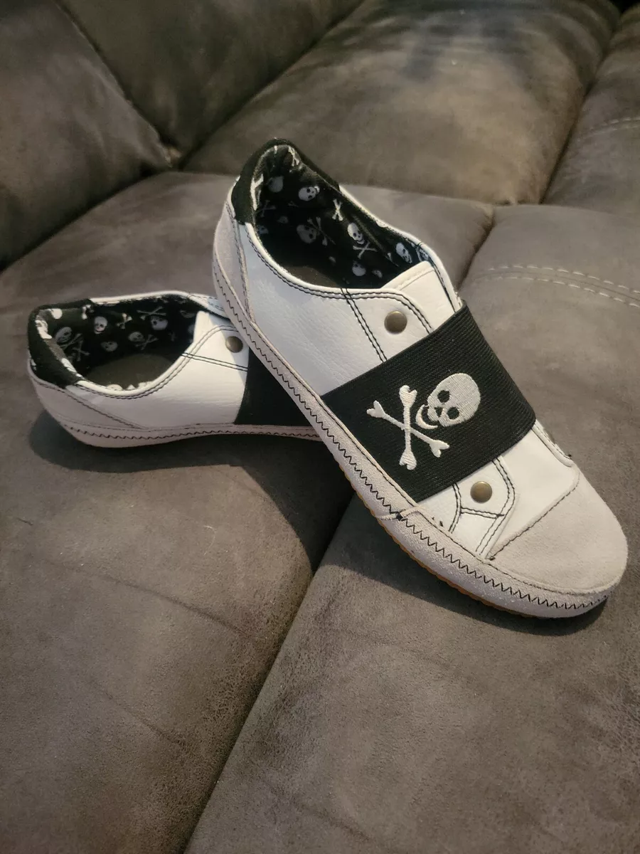 Woman s Airwalk Slip on Sneakers w Skull Cross Bones Pattern 6.5