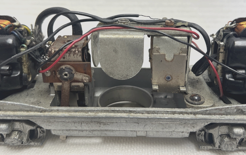 LIONEL POSTWAR "O" 2343 SANTA FE F3 A POWERED CHASSIS, E-UNIT/HORN- WORKS GREAT - Picture 6 of 20
