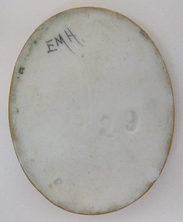 古董手绘瓷牌签名“EMH”。 Pretty Lady — 第 3/4 张图片