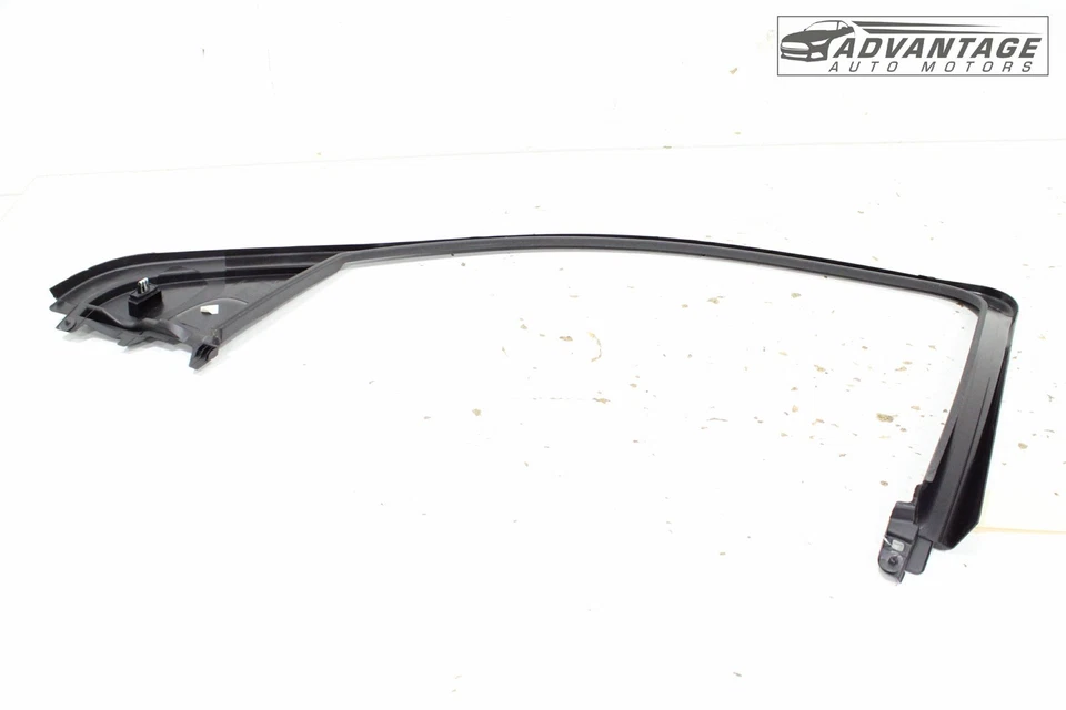 Chevrolet Silverado 1500 LD 2019 marco de ventana de puerta delantera izquierda cubierta OEM Foto 4 de 4