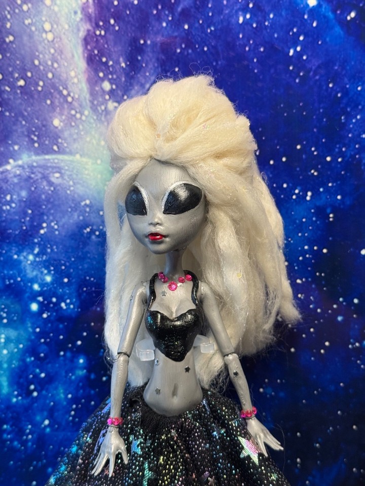 OOAK Grey Alien doll, Monster High Custom, doll repaint, Cryptid, Alien ...