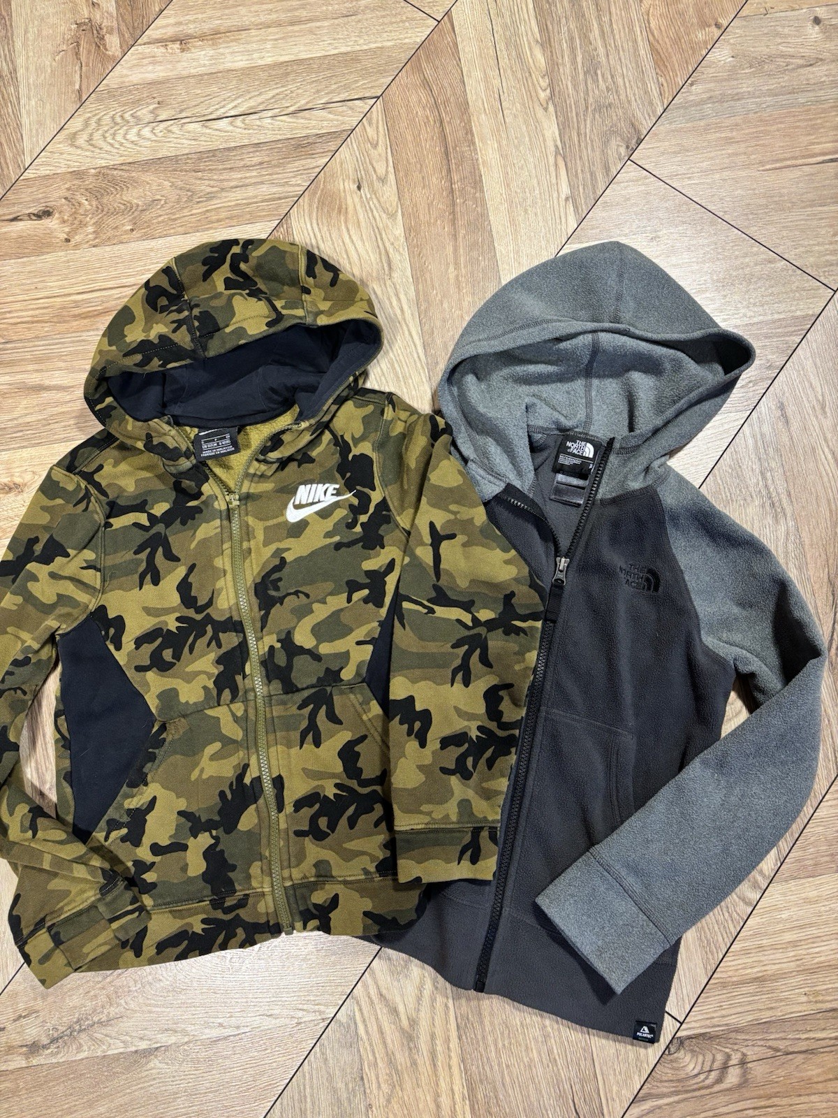 SACAI X NIKE GIACCA PILE THE NORTH FACE GRIGIA ZIP TAGLIA SMALL RAGAZZO & NIKE MIMETICA CAPPUCCIO ZIP