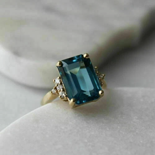 Anillo de compromiso de topacio azul simulado corte esmeralda de 2,50 quilates acabado oro amarillo de 14 k Foto 3 de 4