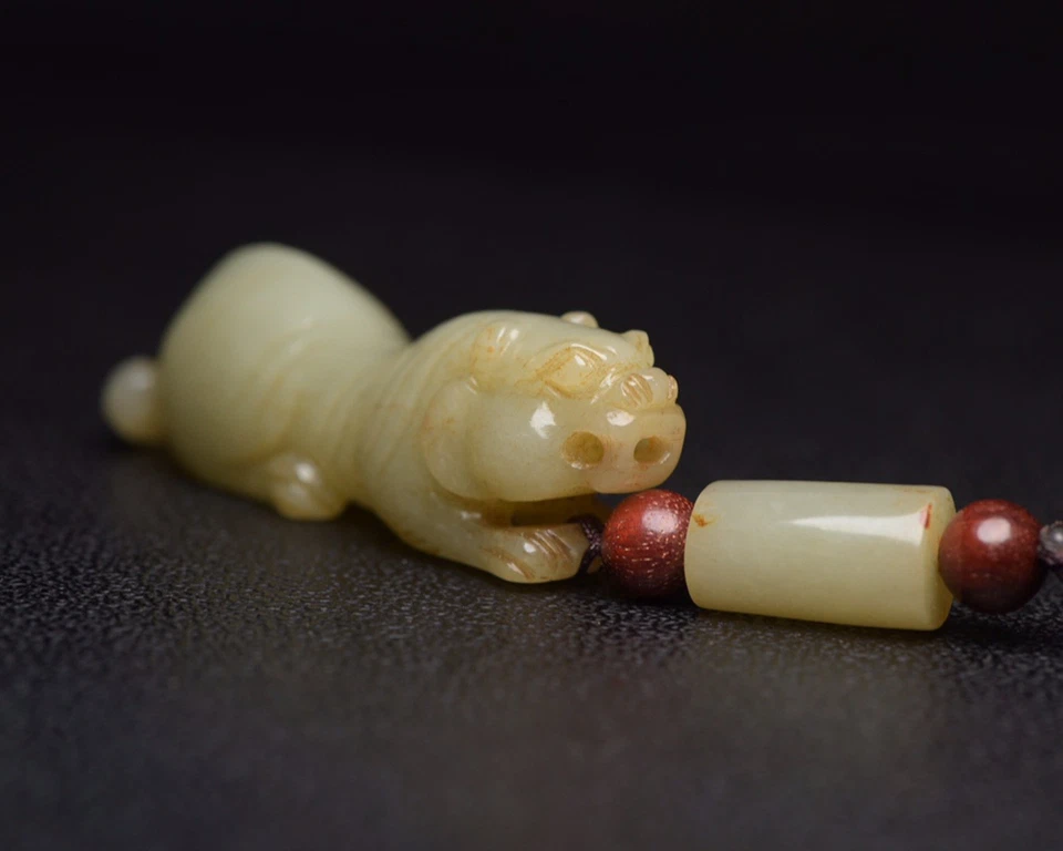 Exquisito colgante estatua de tigre tallado a mano de jade hetiano natural certificado 2546 Foto 3 de 4