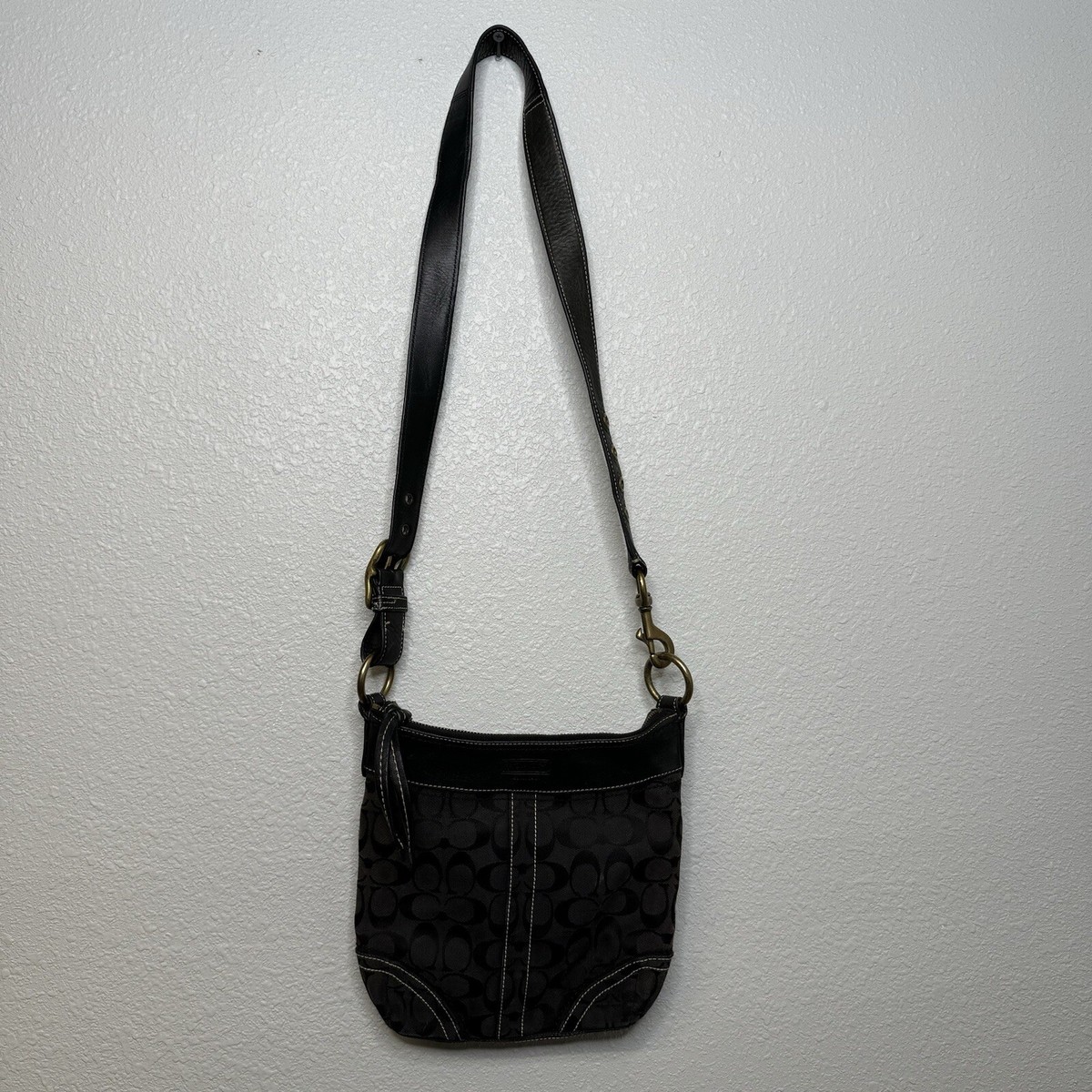 Coach Leather Black Signature Logo Crossbody Bag G065-10402 Coach Leather Black Signature Logo Crossbody Bag G065-10402