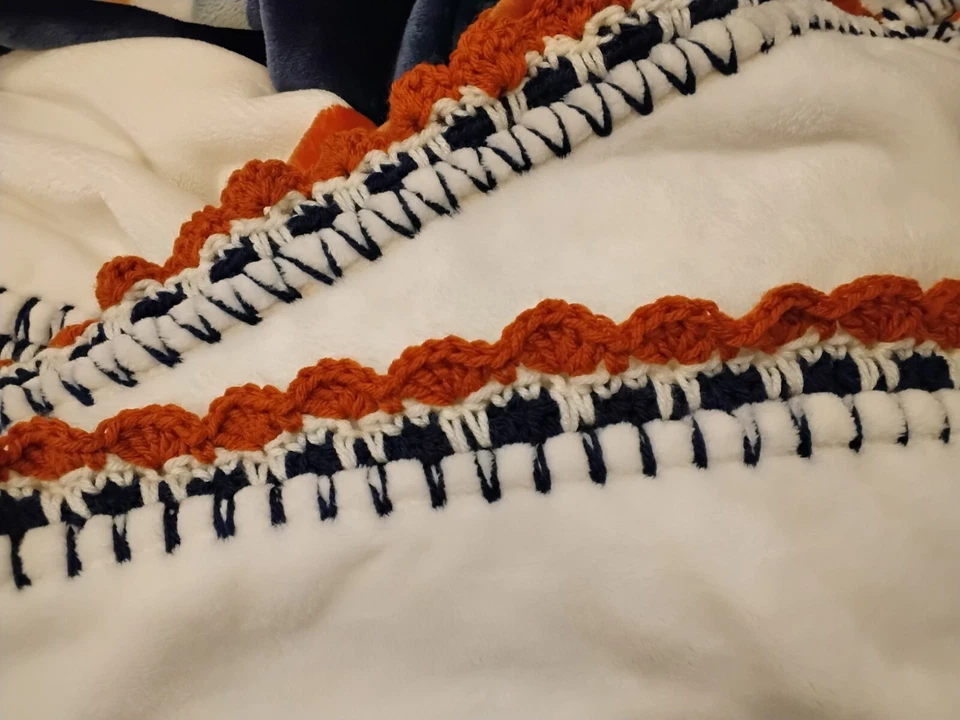 Manta reversible de felpa azul, óxido, crema con súper volantes de ganchillo Foto 4 de 4