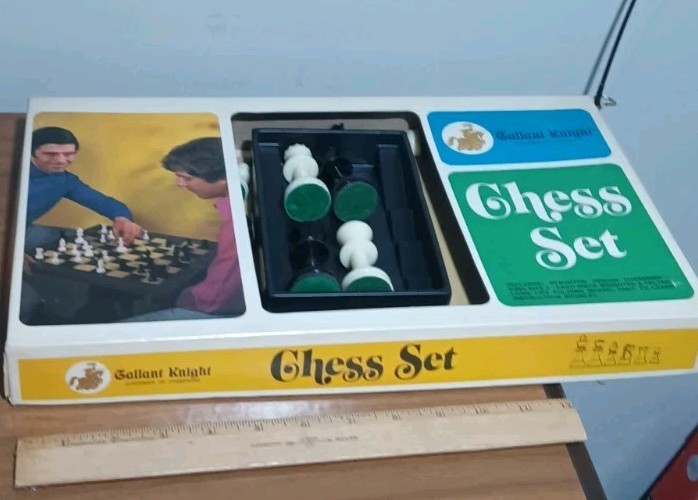 Vintage Gallant Knight Chessmen Champions Staunton Chess Set Complete Board Game