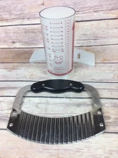 The Pampered Chef 2 Cup Liquid / Dry Measuring Cup and Crinkle Cutter