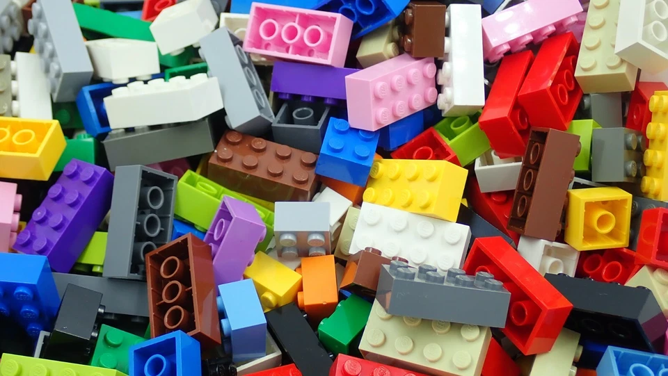 Lego Lot of 100 Bricks 2x2 and 2x4 Assorted Random Colors Classic Bulk - Image 3 of 3