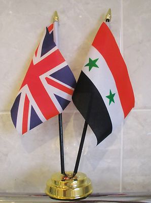 SYRIEN & UND UNION JACK TISCHFLAGGE SET 2 Flaggen plus GOLDENE BASIS UK SYRISCH