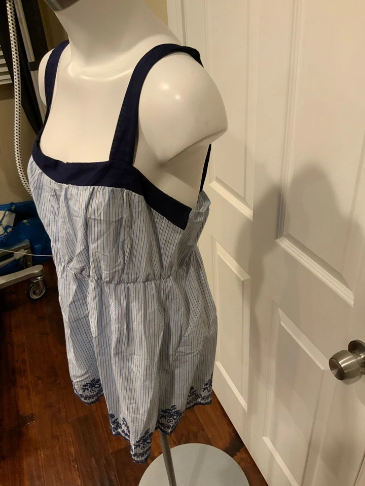 Camiseta sin mangas Weston Wear a rayas azules y blancas con bordado floral, talla 12 Foto 2 de 4