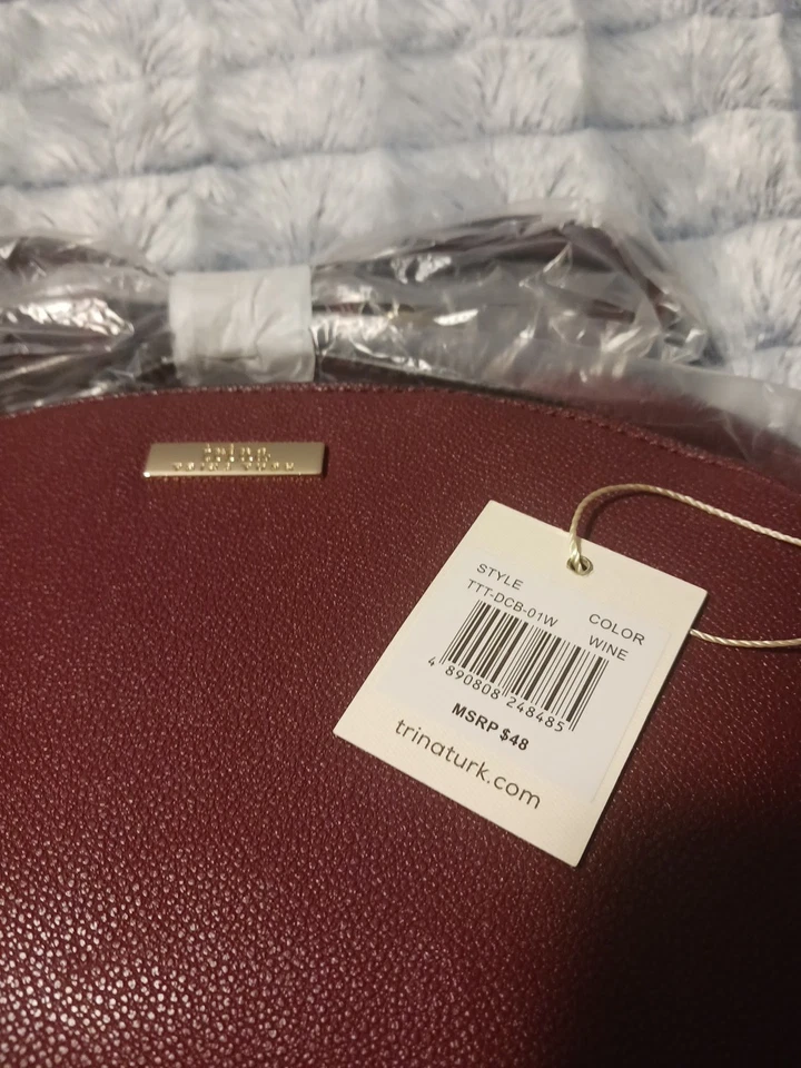 ¡NUEVO CON ETIQUETAS! Cartera Bandolera Trina Turk Color Vino Cuero Vegano Cremallera Precio de venta sugerido por el fabricante $48 Foto 3 de 4